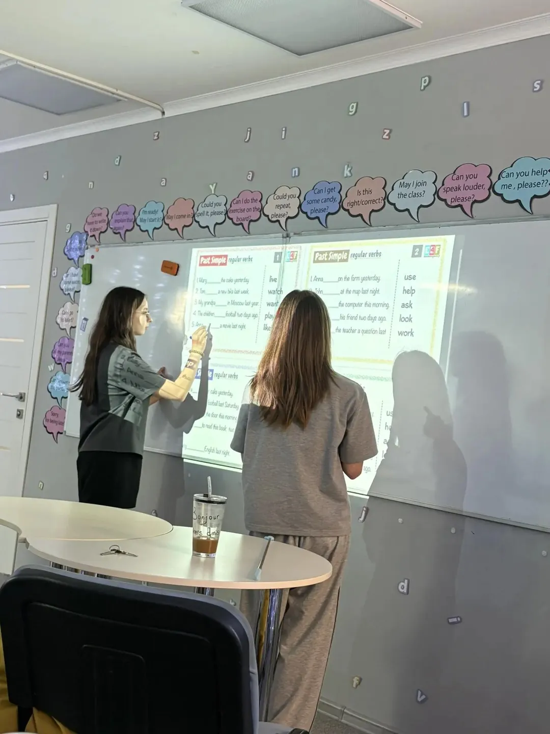 Преподаватель Brilliance Minds объясняет английский у доски